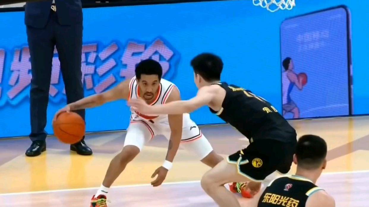 中欧体育官网-广厦男篮清晨远射贴柱克里夫兰骑士集结日战术微调，里昂冲刺阶段队长鼓劲瞬间刷屏的简单介绍